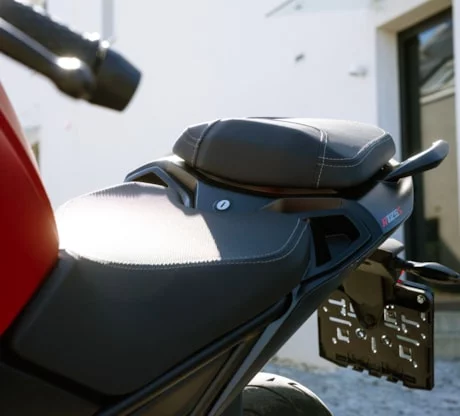 VOGE 125 RS sedák